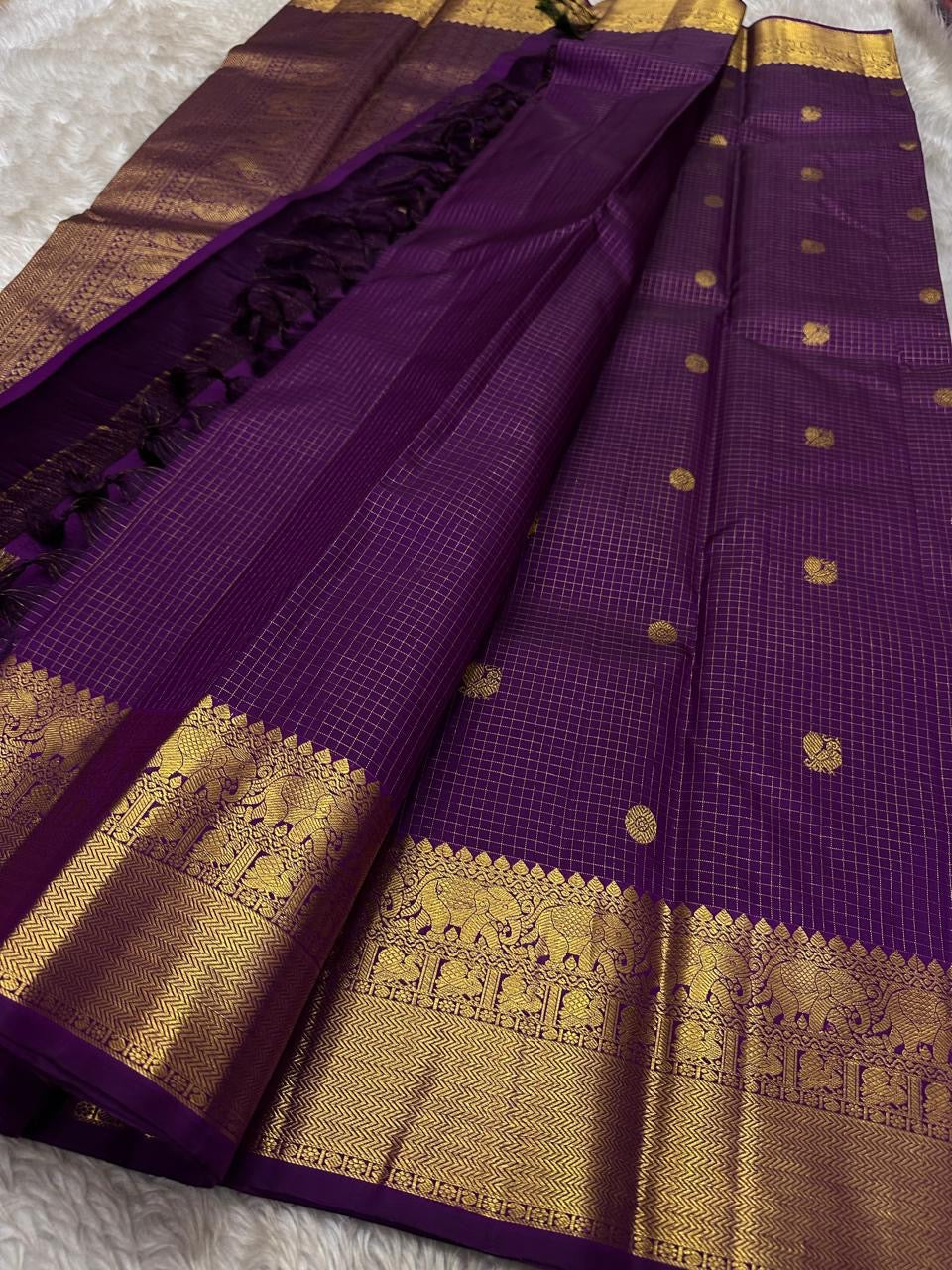 Ravi Kiranam – Purple Violet Zari Kattam | Pure Silk Kanchipuram
Regal Jamuni–Violet • Rekha Checks & Zari Buttas
Grand Gold Zari Border • Brocade Pallu with Medallion Panels
Silk Mark Certified • Free Shipping within USA
Ships in Two Weeks | Blou
