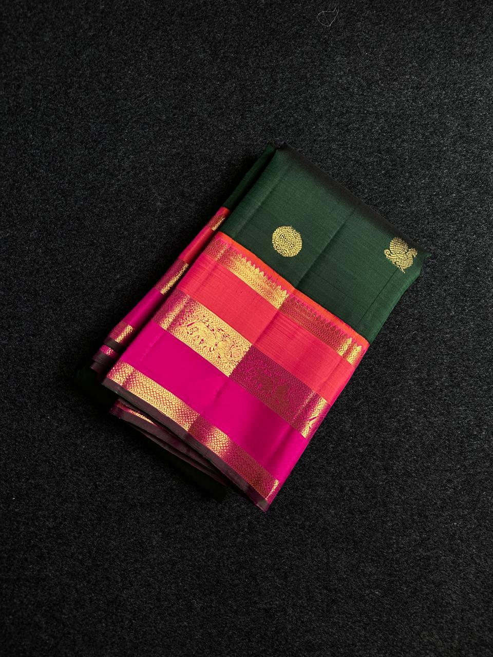 Varna Jaalam Green — Pure Silk Kanchipuram
Bottle-green body with gold chakram & mayil buttas, korvai pink-orange border
Silk Mark Certified • Free USA Shipping • Ships in Two Weeks ✅
