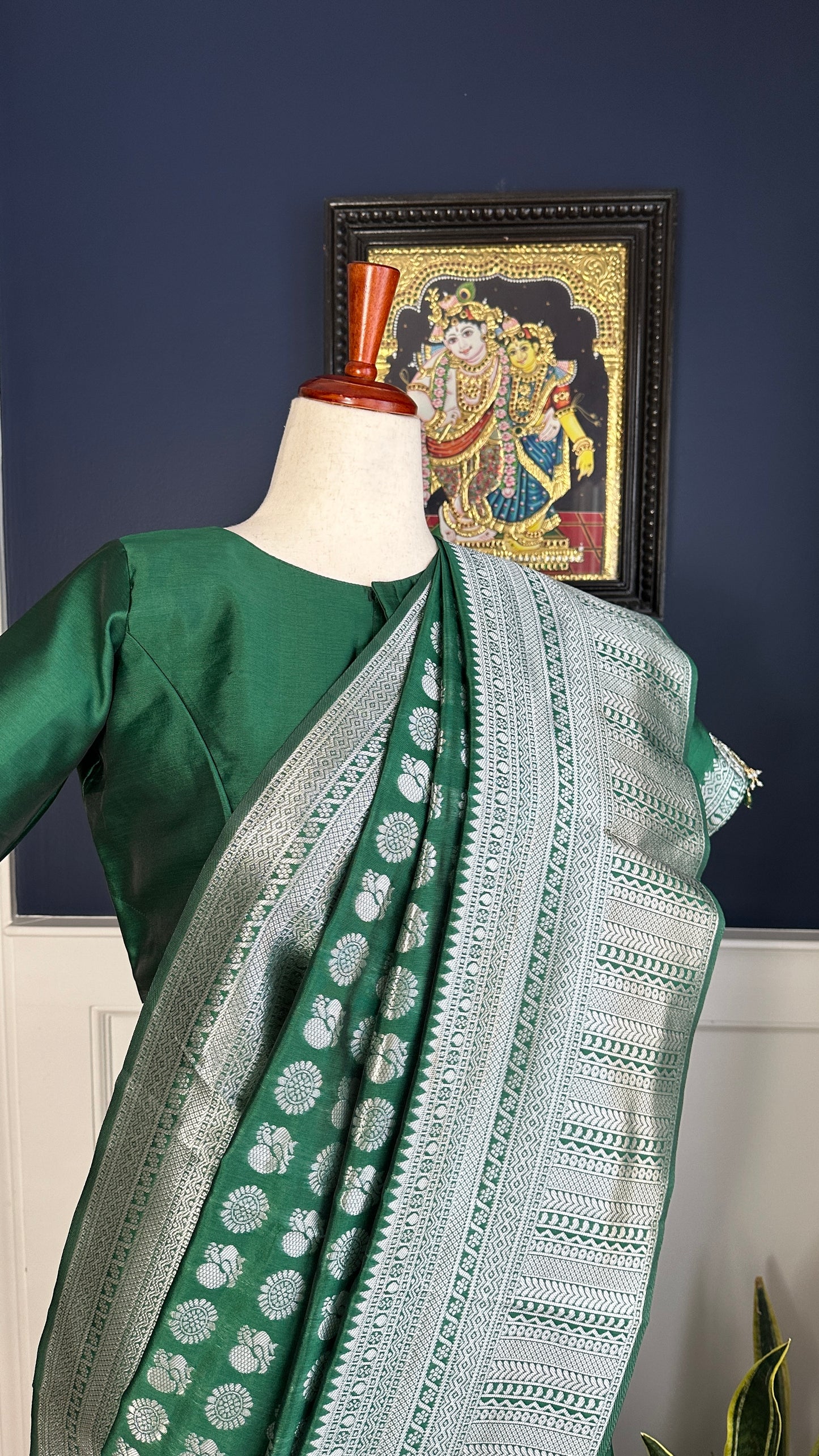 ๐ฆ Green Peacock Elegance โ Embroidered semi Silk Saree & Stonework Blouse โจ
Green with silver-gold tones & temple-style peacock embroidery ๐ฟ Elegant & festive
Now $79 (was $135) | Only 1 Piece | Ships from New Jersey | $5 USA Shipping ๐บ๐ธ
