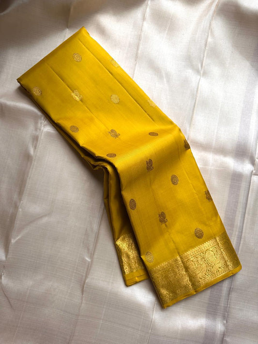 ✨ Maragatha Manjal — Pure Silk Kanchipuram Saree ✨
Radiant turmeric–marigold yellow with gold zari coin & floral buttas, peacock–paisley border & grand brocade pallu.
Silk Mark Certified • Free USA Shipping • Ships in 2 Weeks • Blouse Stitching $30 ✅