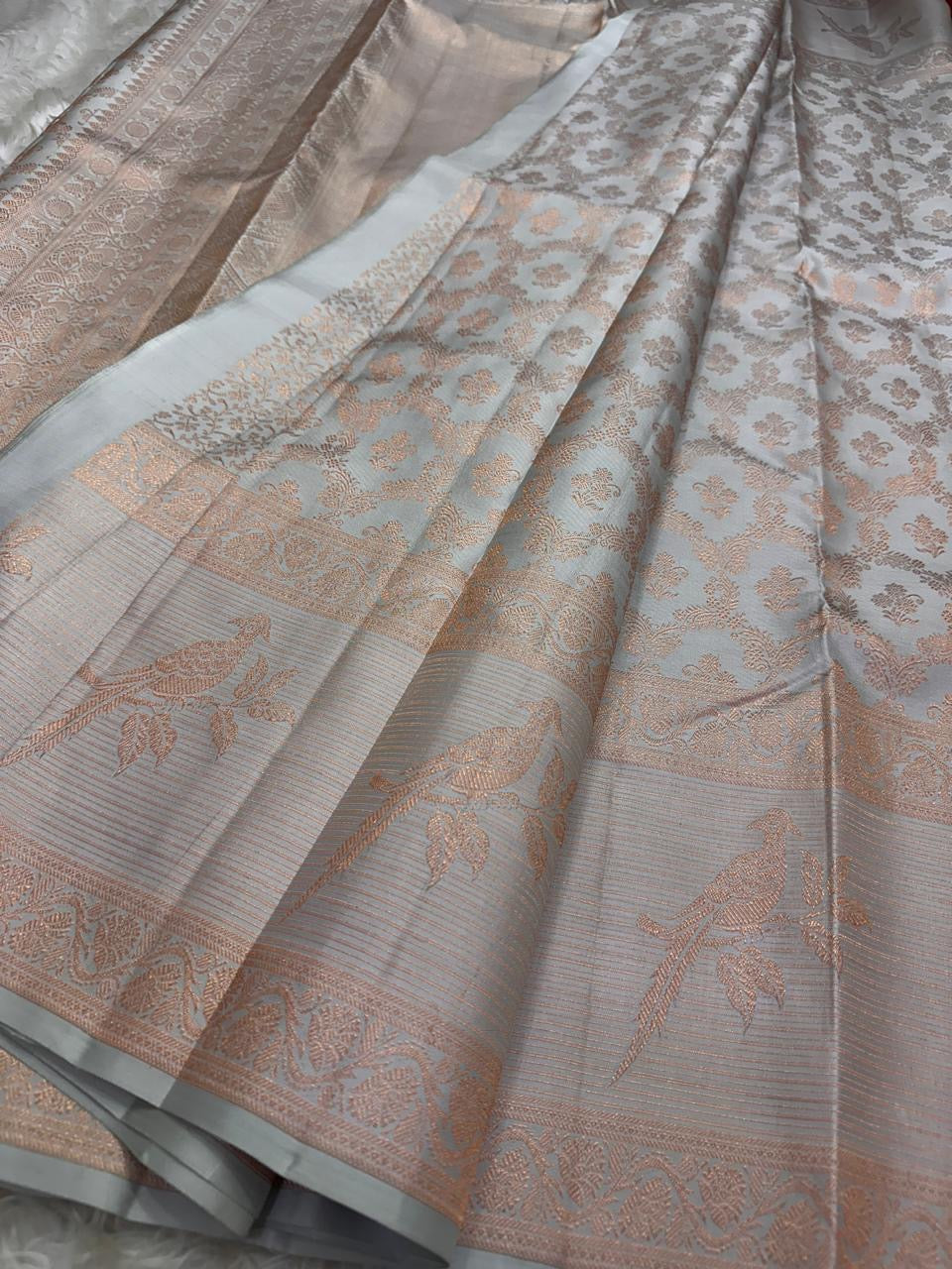 Pakshee 🕊️ – Elegant Kanjivaram Silk Saree
Delicate Ice-Grey Body with Ornate Pakshi Border
Intricate Handloom Detailing & Pure Silk Finish
Celebrate Heritage in Style & Grace