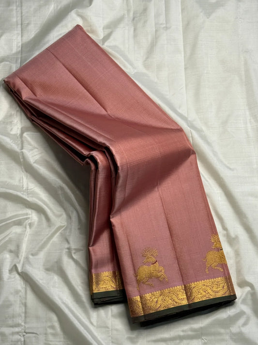 ilam Thamarai — Pure Silk Kanchipuram Saree
Blush rose-pink body with green korvai border woven in gold yaali & mayil motifs · Rich zari pallū with paisley vines · Running blouse included
Silk Mark Certified • Free Shipping within USA • Ships in 1 Week
