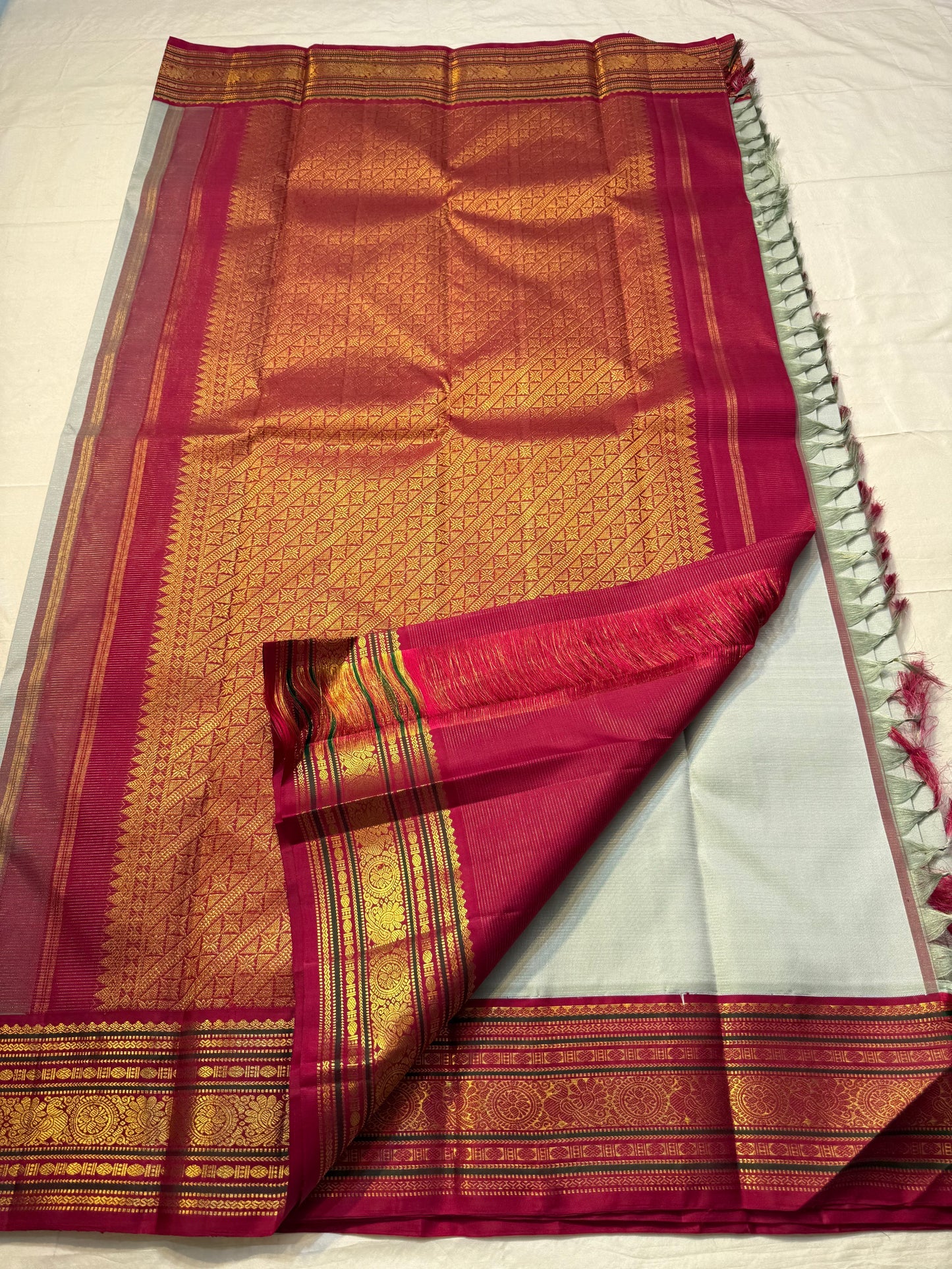 Velli Rekha — Pure Silk Kanchipuram Saree
Silver-grey body with gold buttas ✨
Arakku red korvai borders & rich zari pallu
Silk Mark Certified ✅ | Ships in 2 Weeks | Free USA Shipping 🇺🇸