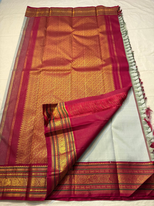 Velli Rekha — Pure Silk Kanchipuram Saree
Silver-grey body with gold buttas ✨
Arakku red korvai borders & rich zari pallu
Silk Mark Certified ✅ | Ships in 2 Weeks | Free USA Shipping 🇺🇸