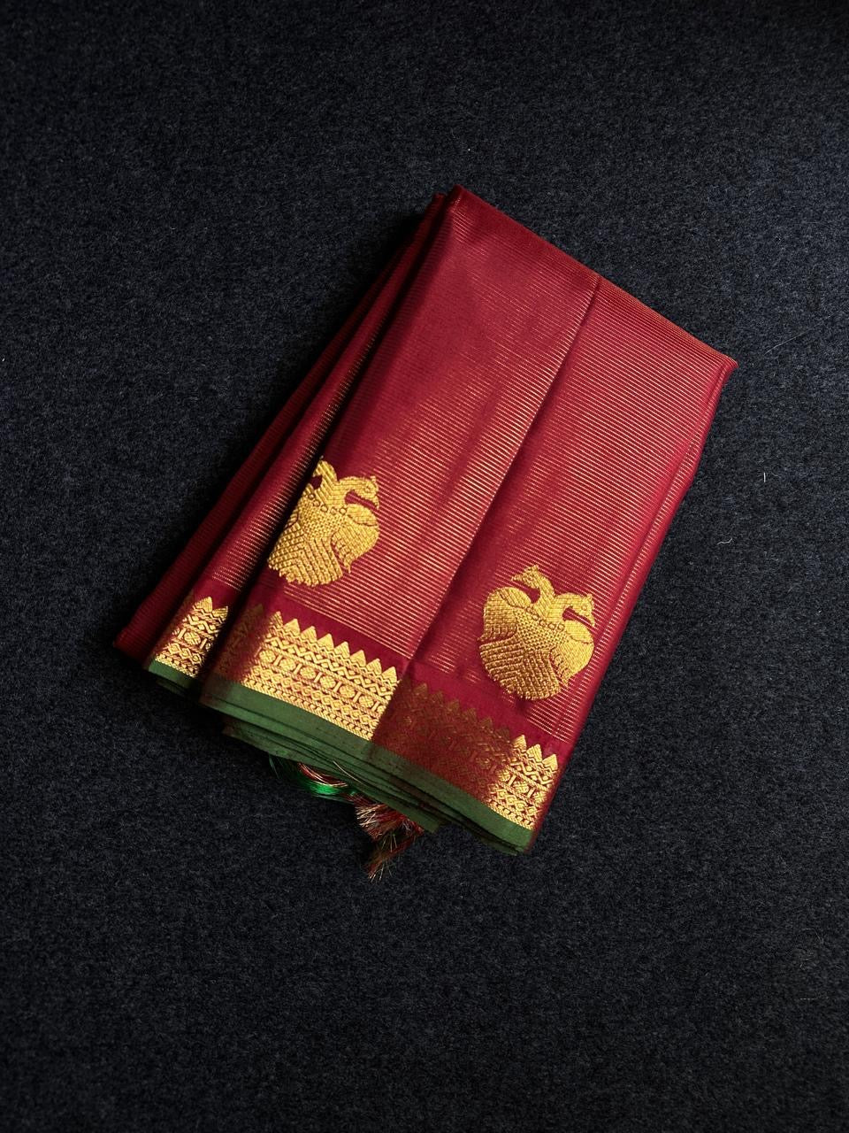 Arakku Gandaberunda vairaoosi — Pure Silk Kanchipuram Saree
Deep arakku  in fine vaira oosi weave with gold Gandaberunda motifs 🦅
Antique-gold temple borders & emerald-green selvedge • Silk Mark Certified • Free USA Shipping • Ships in Two Weeks ✅
