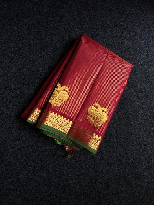 Arakku Gandaberunda vairaoosi — Pure Silk Kanchipuram Saree
Deep arakku  in fine vaira oosi weave with gold Gandaberunda motifs 🦅
Antique-gold temple borders & emerald-green selvedge • Silk Mark Certified • Free USA Shipping • Ships in Two Weeks ✅