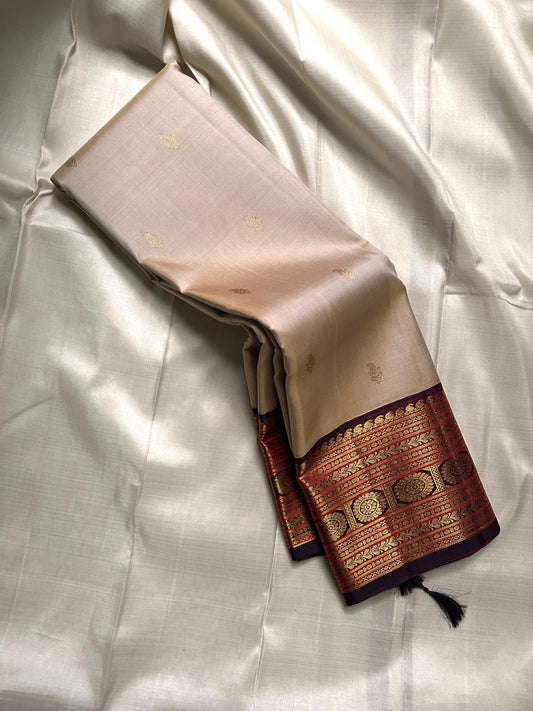 Chiku – Muted Beige & Maroon Pure Silk Kanchipuram Saree
Intricate floral chakram zari borders & rich antique gold brocade pallu ✨
Silk Mark Certified • Ships in Two Weeks • Free Shipping within USA ✅