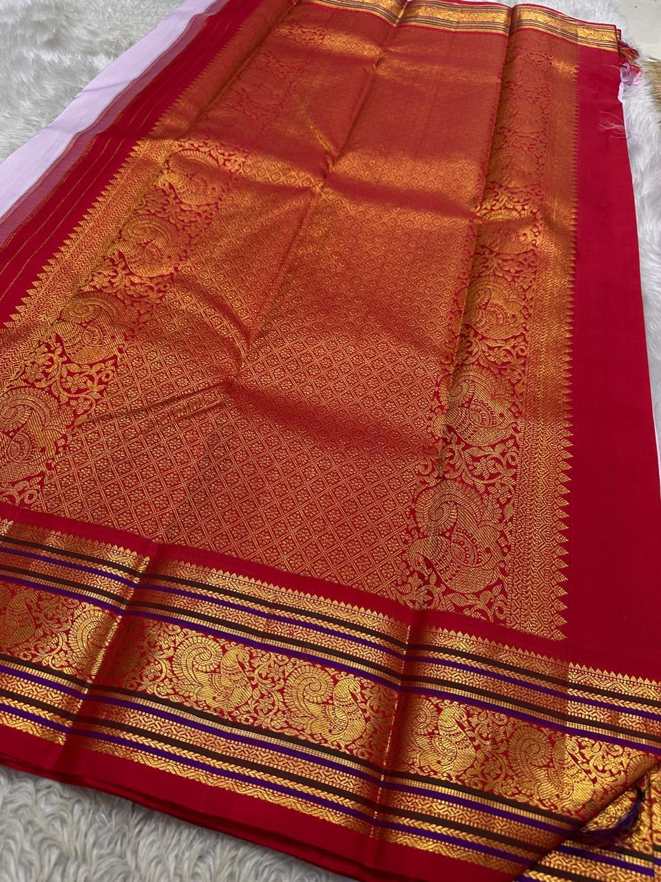 Lilac Sitare — Pure Silk Kanchipuram Saree
Pastel Lilac Body with Gold Sitare Buttas & Rani-Red Korvai Border ✨
Silk Mark Certified • Fall & Pico Done • Free USA Shipping • Ships in Two Weeks ✅