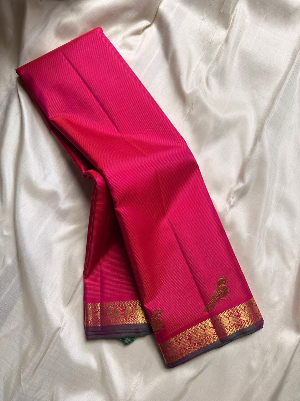 Vairaoosi Kili – Pink ✨
Pure Silk Kanchipuram Saree
with Delicate Parrot Motifs 🕊️
Vanki Neli Zari Border 🌿 with peacock and paisley motifs
& Opulent Brocade Pallu ✨