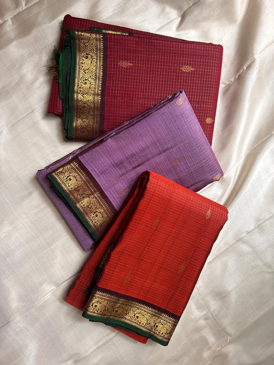 Rust Orange Zari Kattam — Petite Border | Pure Kanchipuram Silk ✨
Rust-orange body with fine zari kattam checks & gold paisley buttas 💫
Silk Mark Certified • Free Shipping within USA • Ships in Two Weeks ✅