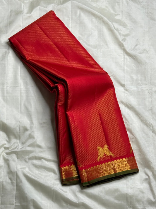 Vairaoosi milagai Kili – Red ✨ Pure Silk Kanchipuram Saree
Radiant Red Body with Gold Kili Motifs & Vanki Neli Zari Border 🕊️
Silk Mark Certified • Fall & Pico Done • Free USA Shipping • Ships in 2 weeks ✅
