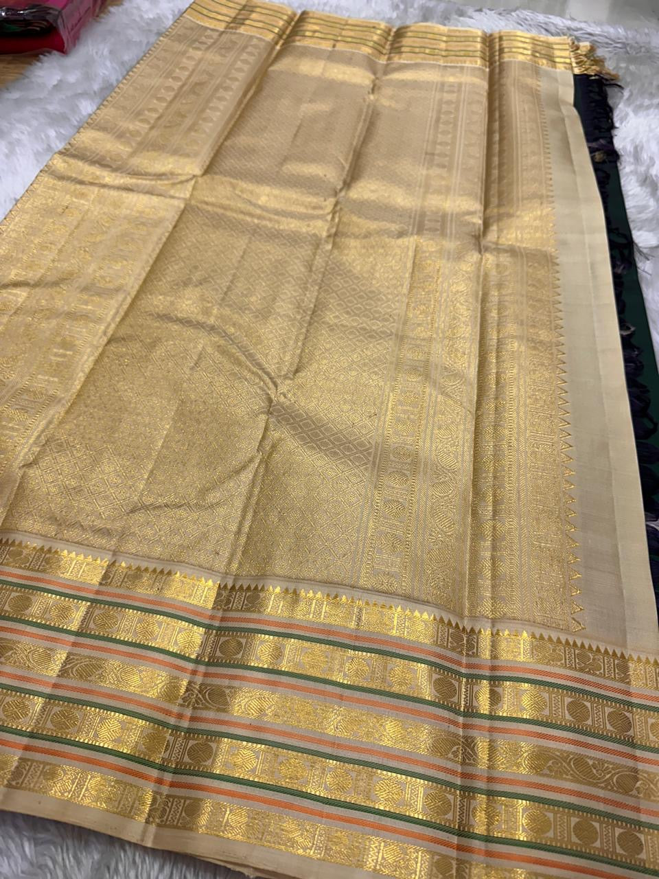 Maragatham πβ¨ β Emerald Green Pure Kanchipuram Silk Saree with Handwoven Gold Peacock Buttas π¦, Ivory-Gold Varisaipet Zari Border πΏπ & Ornate Traditional Pallu with Hand-Knotted Tassels π