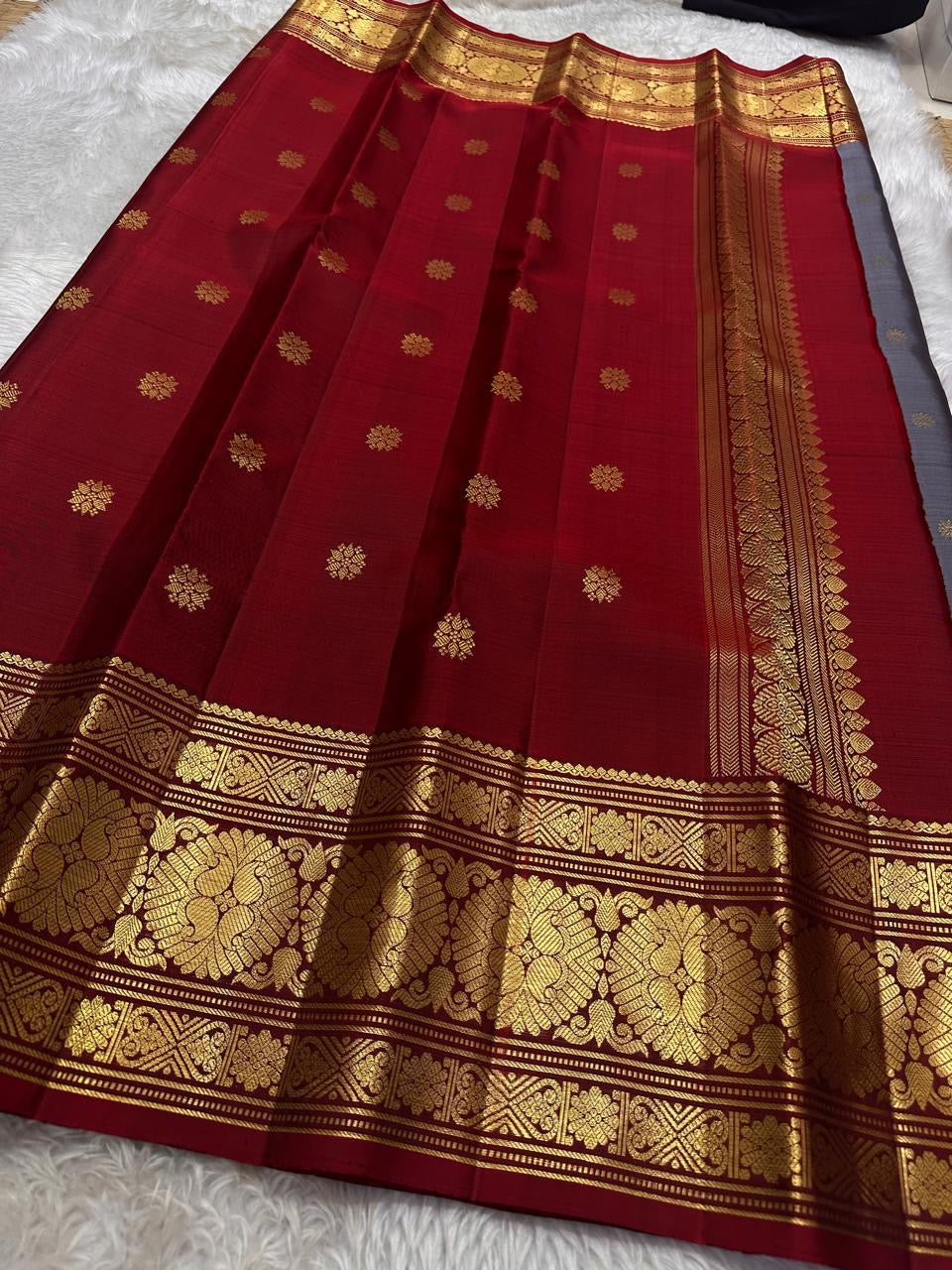Aarohi – Ash Grey Pure Silk Kanchipuram Saree
Featuring a vibrant vermillion maroon red border and pallu.
Adorned with traditional mullai seer and intricate zari motifs.
A perfect blend of subtle elegance and festive vibrance.