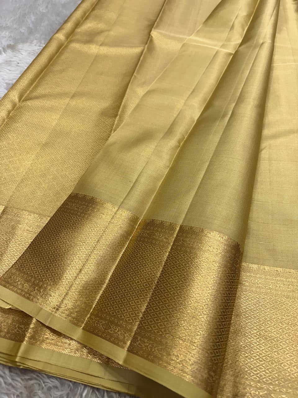 Hamsini — Cream & Gold Kanchipuram Pure Silk Saree
Featuring Exquisite Vairaoosi Zari with Peacock & Kamalam Motifs
Raised, Embossed Zari Adding Dimension and Shine
Thick Mayil-Kann Border with Luxurious Lustre & stunning border , silk mark certified