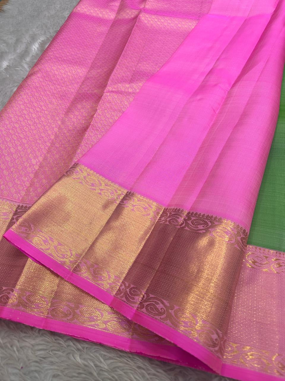 Asha ✨ – Fresh Green Pure Silk Kanchipuram Saree
with Radiant Pink Korvai Contrast Border
Gold Zari Floral Medallion Buttas on the Body
Grand Pink Brocade Pallu with Intricate Weaving