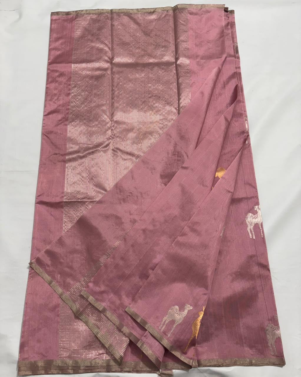 Pure Silk Chanderi – Mauve Tea Rose Pink with Silver Tissue Pallu
Mauve-rose silk with gold & silver stag buttas and sleek silver border ✨
Silk Mark Certified • Free Shipping within USA • Ships in Two Weeks