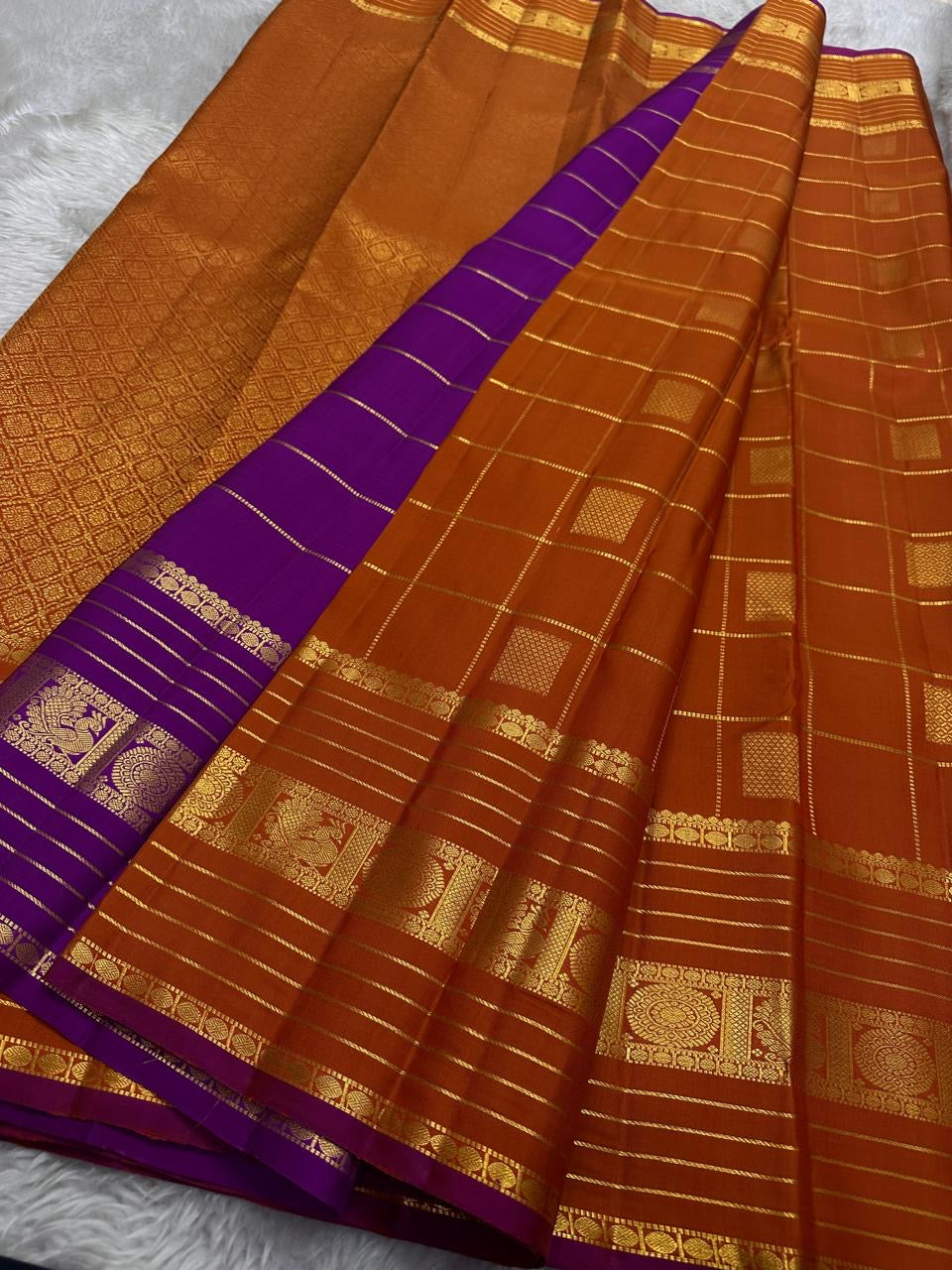Pankajam 🌺 – Burnt Orange Kanchipuram Silk Saree with Zari Kattam, Dashed Lines, Kolam Motifs, Varisaipet Border with Thandavalam Zari Stripes, Rudrakshpet, Annam & Kamalam Motifs, Deep Magenta-Purple Selvedge & Ornate Pallu