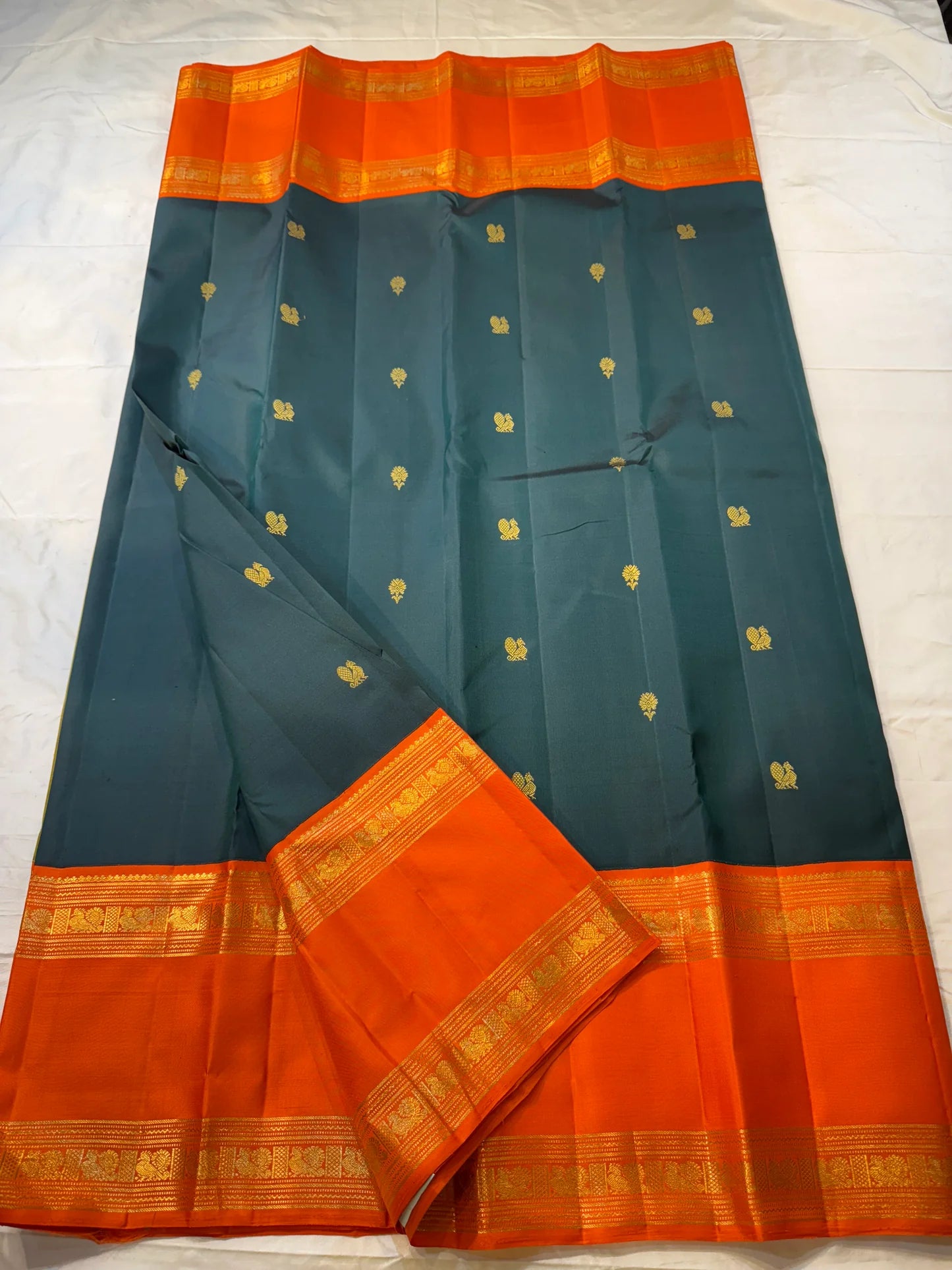 Divya – Handwoven Black Kanchipuram Pure Silk Saree with Mayil & Floral Butta, Finished with a Bold Rettapettu Border