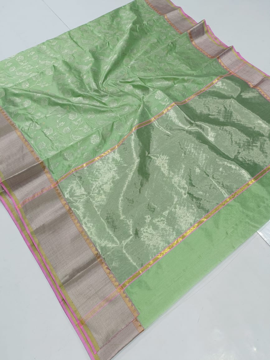 Anaya – Earthy Green Silk Chanderi Saree with Pink Contrast Border & Full Zari Pallu
A refreshing earthy green Silk Chanderi saree that drapes like a dream.
Adorned with fine gold and silver zari work across the body.