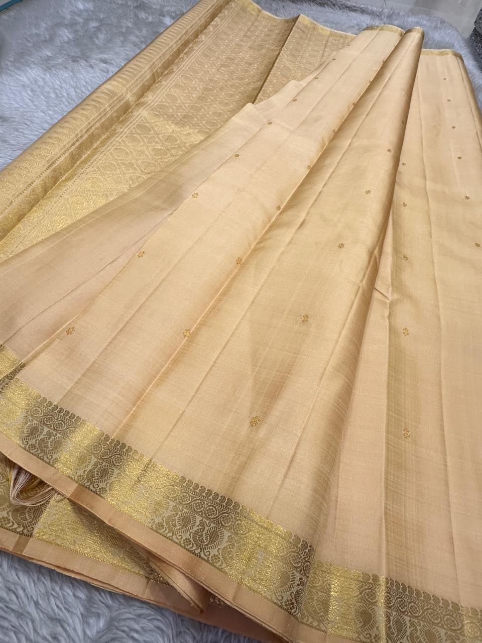 Small Border Sandal | Pure Kanchipuram Silk Saree
A serene sandal beige body adorned with subtle gold zari buttas & temple-inspired border ✨
Silk Mark Certified • Free USA Shipping • Ships in Two Weeks