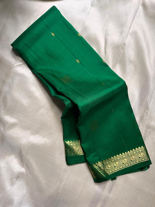 Small Border Pachai | Pure Kanchipuram Silk Saree
Temple green elegance with petite zari buttas & fine korvai border ✨
Silk Mark Certified • Free USA Shipping • Ships in Two Weeks