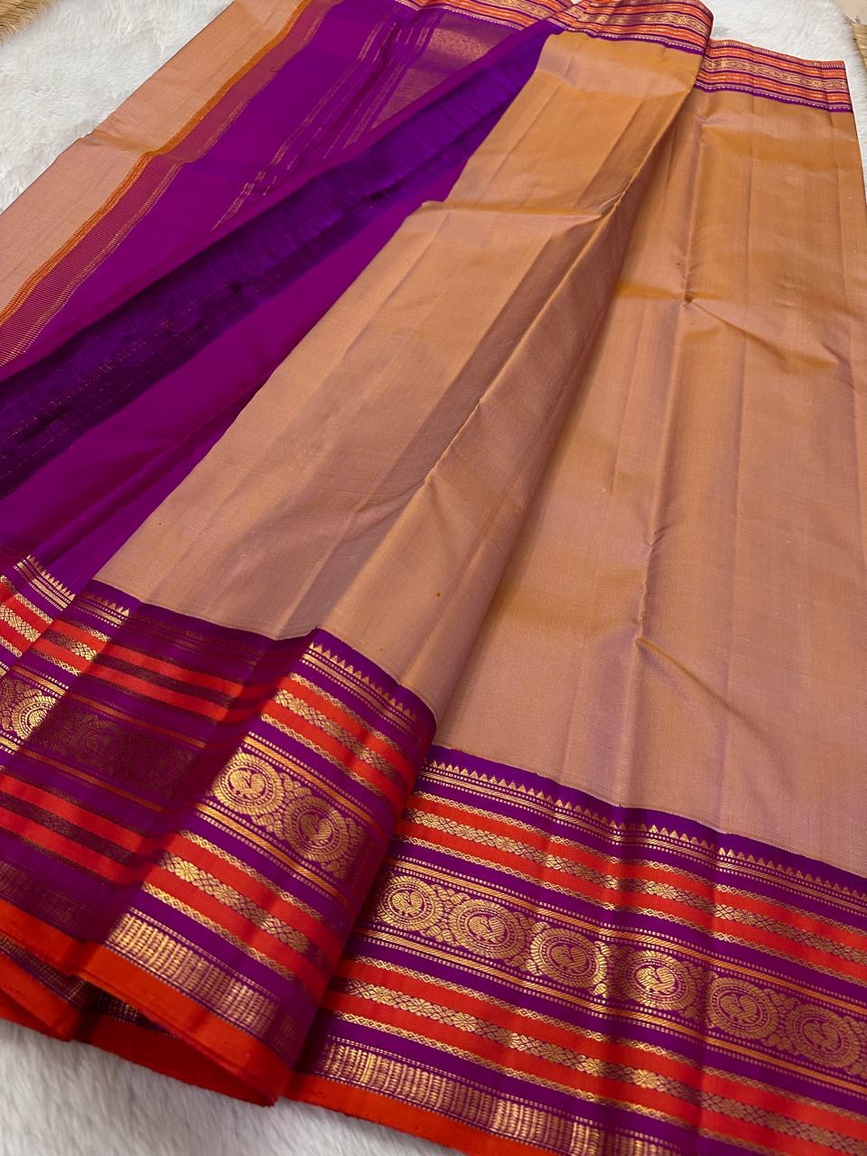 Valli – Handwoven Terracotta Blush Kanchipuram Silk Saree Featuring Intricate Mayil Butta and a Dual-Tone Varisaipet Border in Plum and Vermilion, Adorned with Temple-Inspired Zari motifs