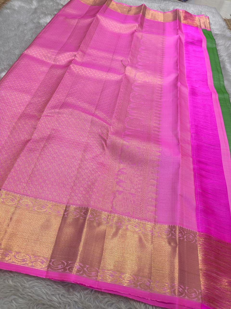 Asha ✨ – Fresh Green Pure Silk Kanchipuram Saree
with Radiant Pink Korvai Contrast Border
Gold Zari Floral Medallion Buttas on the Body
Grand Pink Brocade Pallu with Intricate Weaving