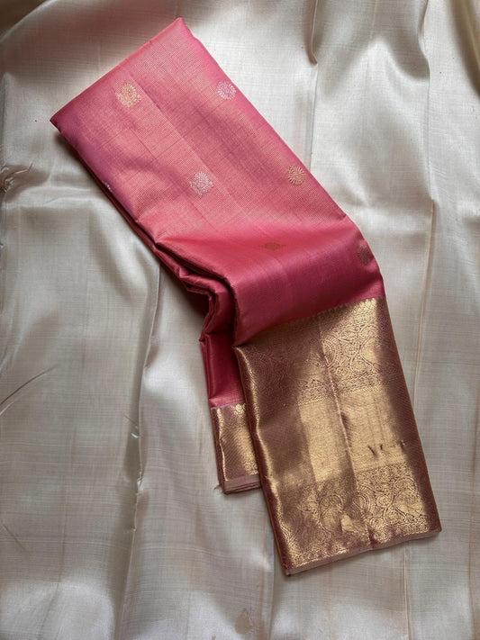 ✨ Rose Vairaoosi — Pure Silk Kanchipuram Saree ✨
Blush rose body with fine vairaoosi stripes and gold coin buttas, framed by antique-gold paisley brocade borders and a glowing full zari pallu.
Silk Mark Certified ✅ • Free Shipping within USA 🇺🇸 •