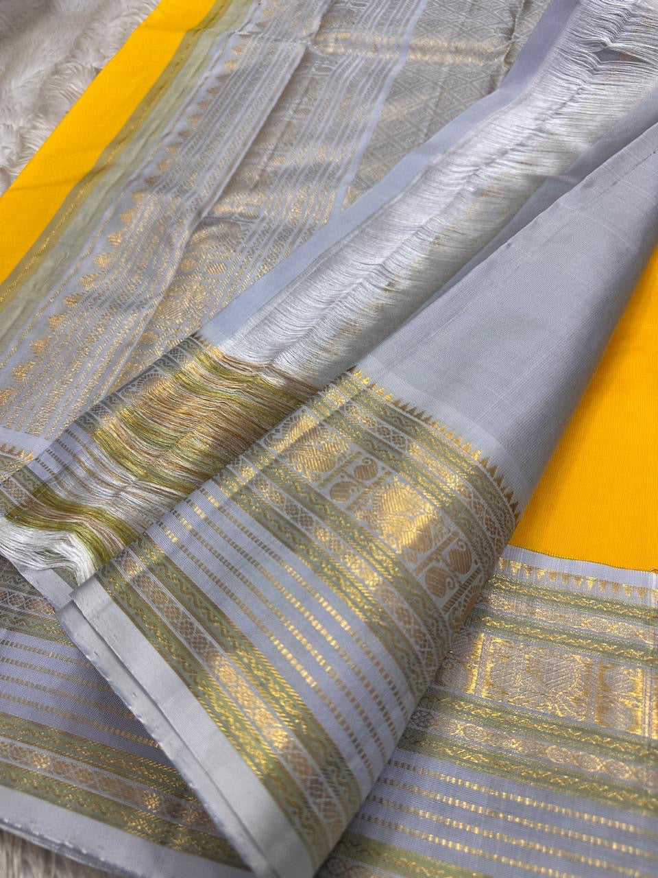 Soundarya Gray – Haldi Yellow & Silver-Grey Pure Silk Kanchipuram Saree
Peacock-vine korvai borders & grand silver-brocade pallu ✨
Silk Mark Certified • Ships in Two Weeks • Free Shipping within USA ✅