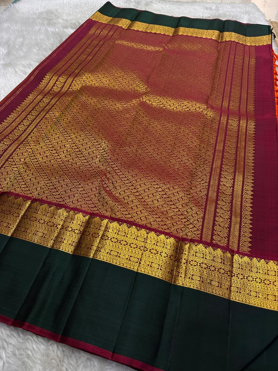 Scarlet Grove – Pure Kanchipuram Silk Saree
Fiery scarlet body with delicate golden leaf buttas ✨
Deep green korvai borders in rich zari temple motifs
Silk Mark Certified, delivery in 2 weeks