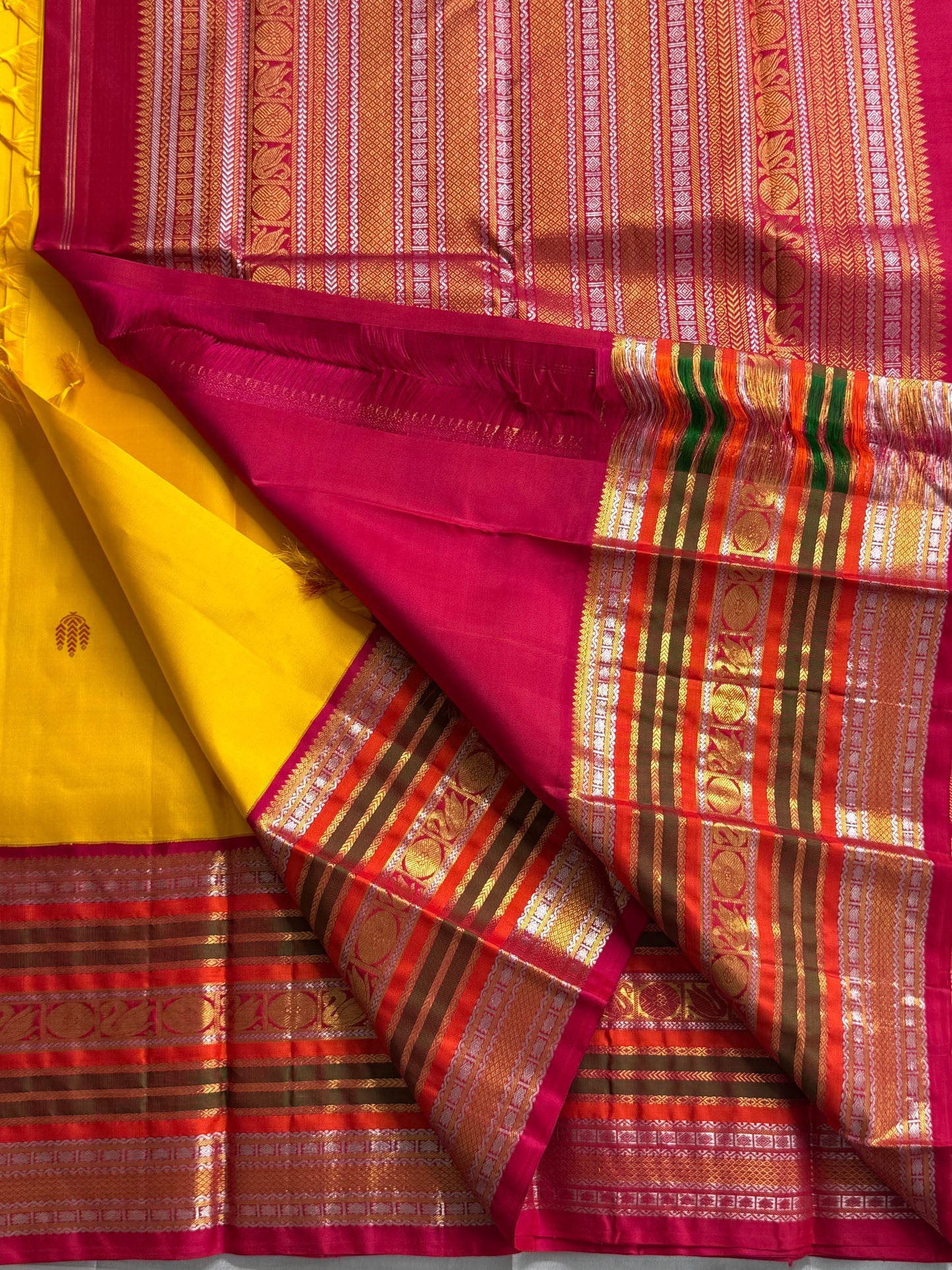 Pasupu sonaroopa -yellow body with green chakram & maroon sheaf buttas • Varisaipet korvai borders in rust, olive & rani pink with dual-tone zari • Grand  pallu with temple vines & medallions ✨
Silk Mark Certified ✅ • Free Shipping within USA in 1 week