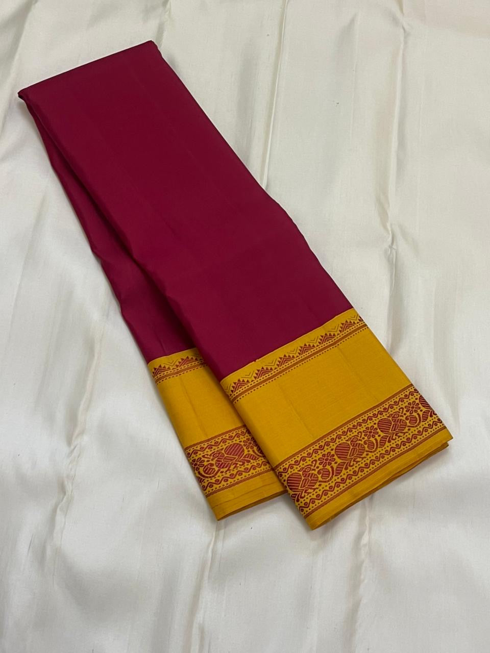 🌼 
Gopura Deepam – Pure Silk Kanchipuram
Bright red  Body • Turmeric-Yellow Korvai Border
Temple Gopuram & Pushpam Thread Motifs • Varisaipet Pallu
Contrast Yellow Blouse Piece Included
Silk Mark Certified ✅ • Ships in Two Weeks • Free USA Shipp
