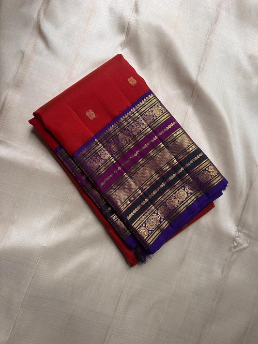 Ruby Grape Purple — Pure Silk Kanchipuram Saree
Kumkum-Red Body with Gold Buttas & Royal-Purple Elephant Zari Border ✨
Silk Mark Certified • Free USA Shipping • Ships in 2 weeks