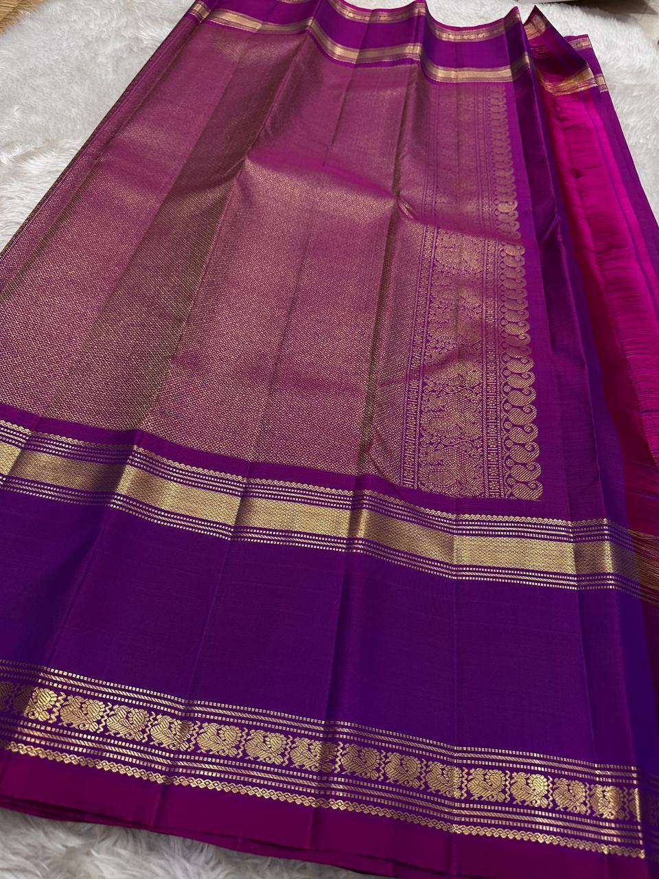 Vadamalli Chakra Butta – Pure Kanchipuram Silk Saree
Regal vadamalli (rani-purple) body with gold zari chakra buttas all over
Triple-line floral zari borders with intricate brocade strip & rich pallu
Silk Mark Certified | ships in 2 weeks