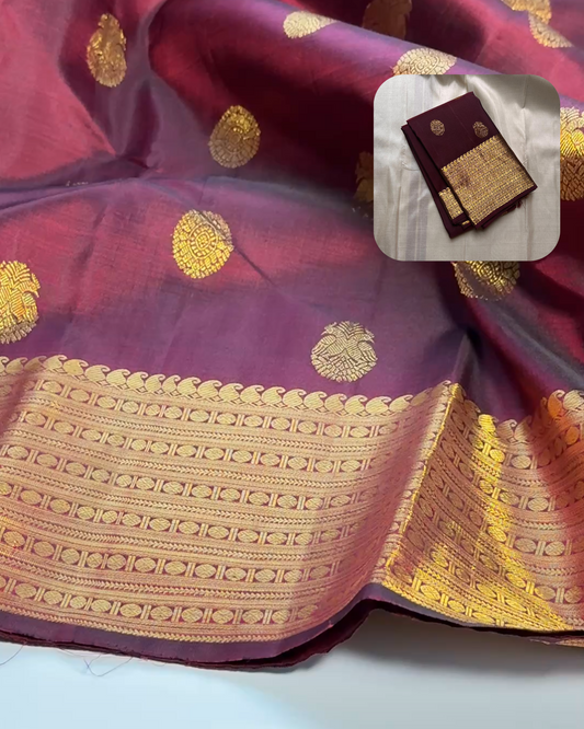 Cholai — Pure Silk Kanchipuram Saree
Deep Arakku Maroon with Gold Coin & Mankolam Buttas
Rudraksha & Vanki Zari Borders | Brocade Gold Pallu
Heritage Handloom Weave | Blouse Attached
Silk Mark Certified ✅ • Fall & Pico Done ✅ • Blouse Stitching ($30) ✅ •