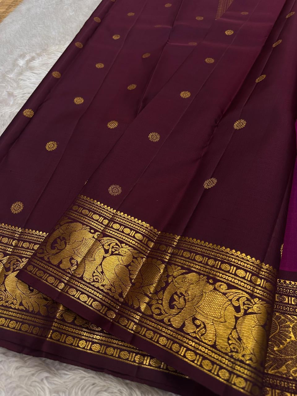 Mythili – Deep Pink Kanchipuram Silk Saree with Kamalam Buttas
Intricately woven with Vanasringaram motifs in a regal brown border
A heritage drape featuring elephants, peacocks & Rudhraksham