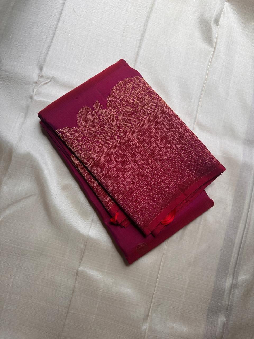 Lotus glow -radiant rani pink & crimson shot  body with lotus gold zari buttas 🌸
Majestic peacock panel pallu in antique gold jaal and temple border artistry ✨
Silk Mark Certified ✅ | Ships in 2 Weeks | Free Shipping within USA 🇺🇸