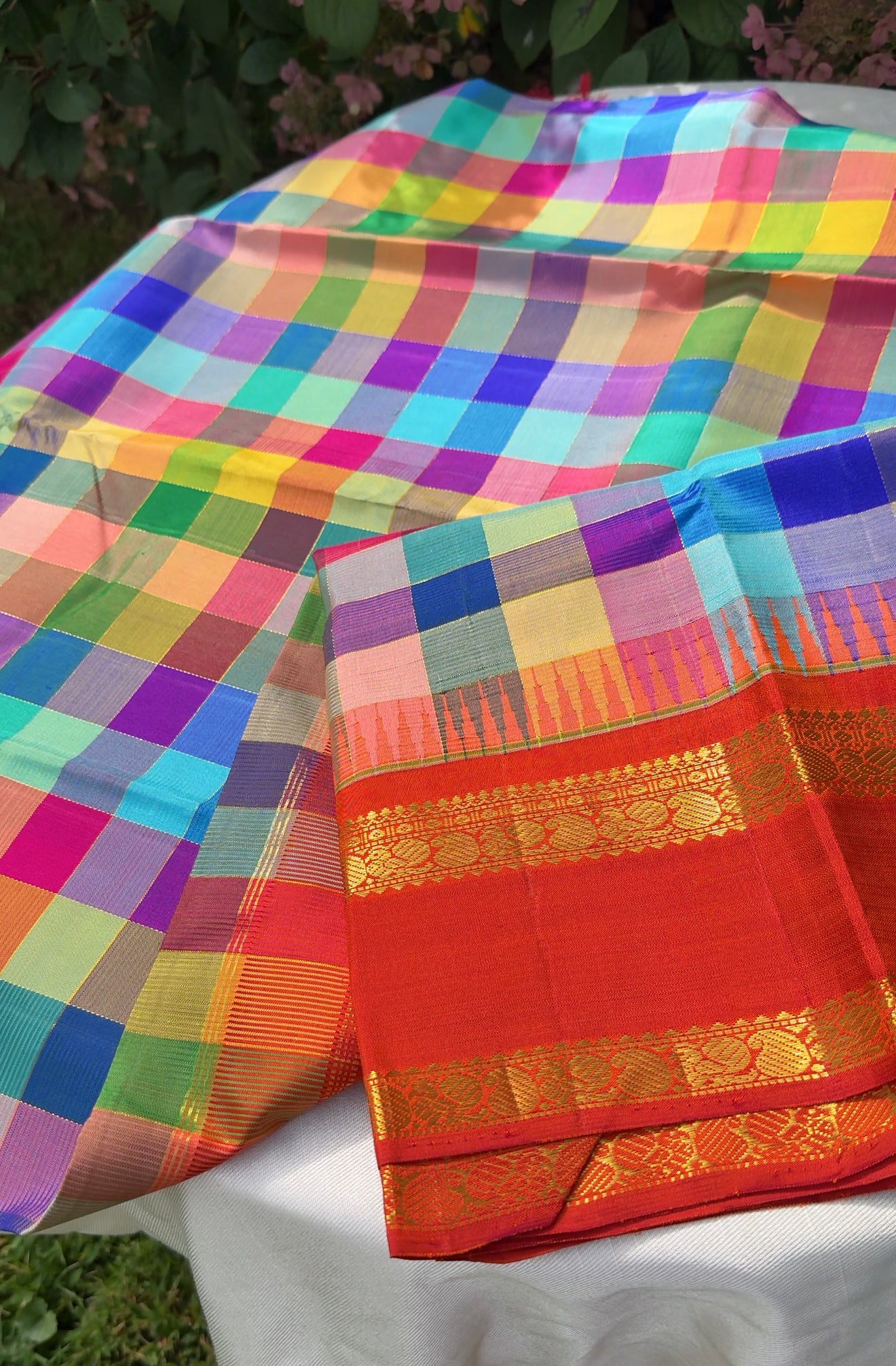 Ratna Mala ✨ – Pure Kanchipuram Silk Saree
Multicolor Checked Body in Vibrant Jewel Tones
Deep Red Korvai Border with Gold Zari Weaving
Grand Red 2gm Zari Brocade Pallu with Traditional Motifs