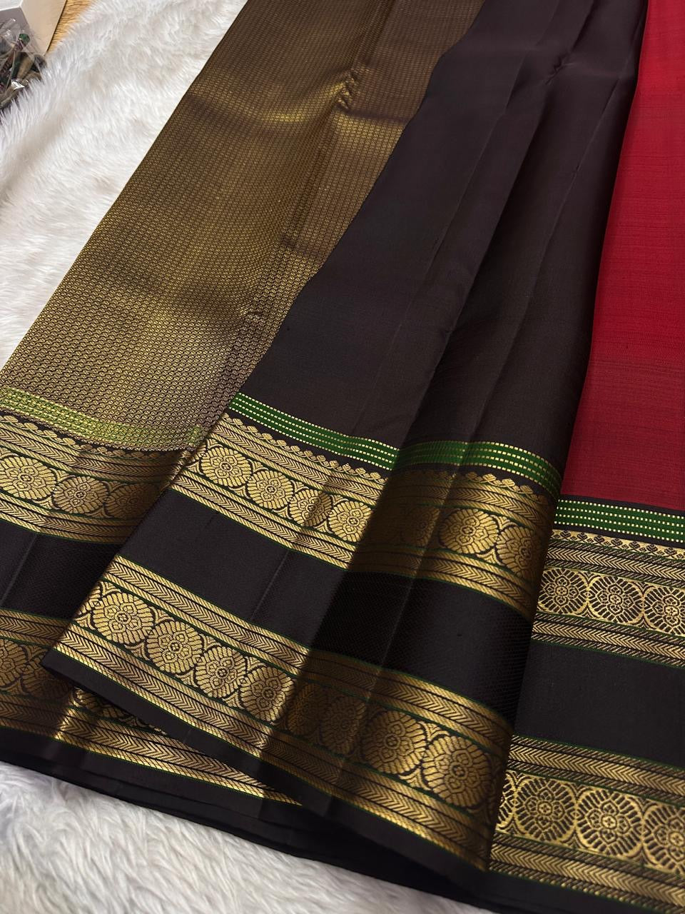 Ishwaryam ❤️🕊️✨
Ruby Red Handwoven Kanchipuram Silk Saree with Majestic Gandaberunda Zari Adai Motif 🕊️🌟
Ornate Rettapet Border with Delicate Kamalam Seer Floral Detailing 🌺🪡
Deep Coffee Brown Pallu Adding Warmth and Elegant Contrast ☕🌿