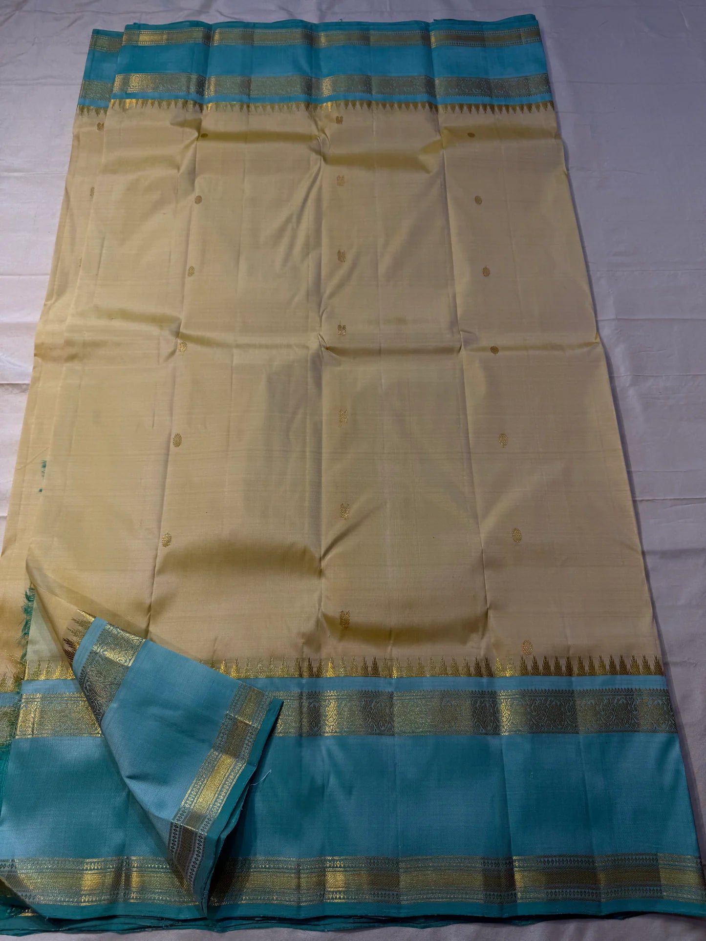Body: pastel lemon-cream with tiny gold zari buttas
Borders/Pallu: sea-foam aqua with temple (reku) peaks & paisley vine zari
Silk Mark Certified • Free USA Shipping • Ships in Two Weeks