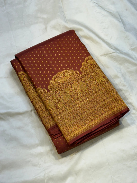Rust Orange Elephant Peacock Arches – Pure Silk Kanchipuram Saree
Tiny gold podi butta motifs with grand elephant & peacock arch borders
Rich antique-gold zari pallu with floral columns & temple designs
Silk Mark Certified | Free Shipping within USA-
