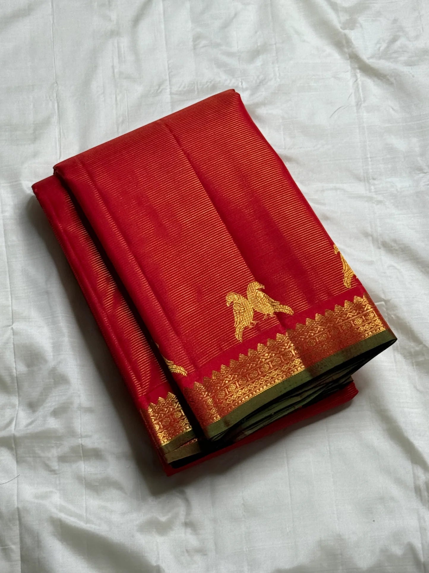 Vairaoosi milagai Kili – Red ✨ Pure Silk Kanchipuram Saree
Radiant Red Body with Gold Kili Motifs & Vanki Neli Zari Border 🕊️
Silk Mark Certified • Fall & Pico Done • Free USA Shipping • Ships in 2 weeks ✅
