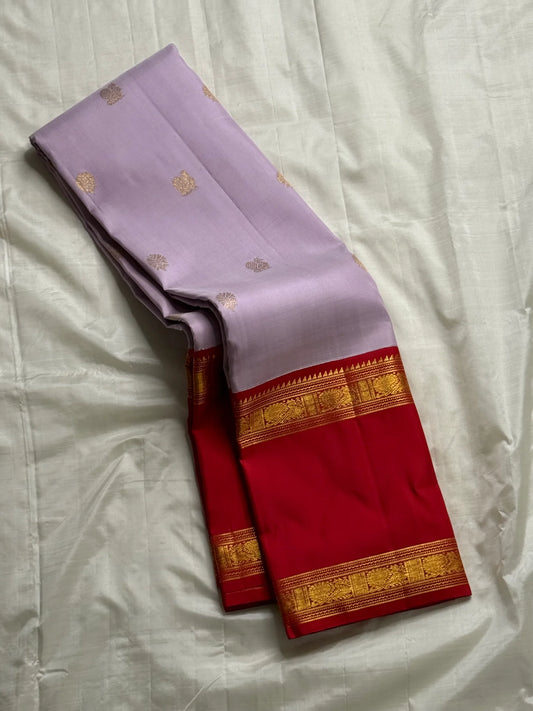 Lilac Raspberry — Pure Silk Kanchipuram Saree
Soft Lilac Body with Gold Floral Buttas ✨
Contrast Raspberry Red Borders with Temple Zari Edging
Rich Brocade Pallu in Gold & Red Grandeur
Silk Mark Certified ✅ | Free USA Shipping 🇺🇸 | Ships in Two Weeks