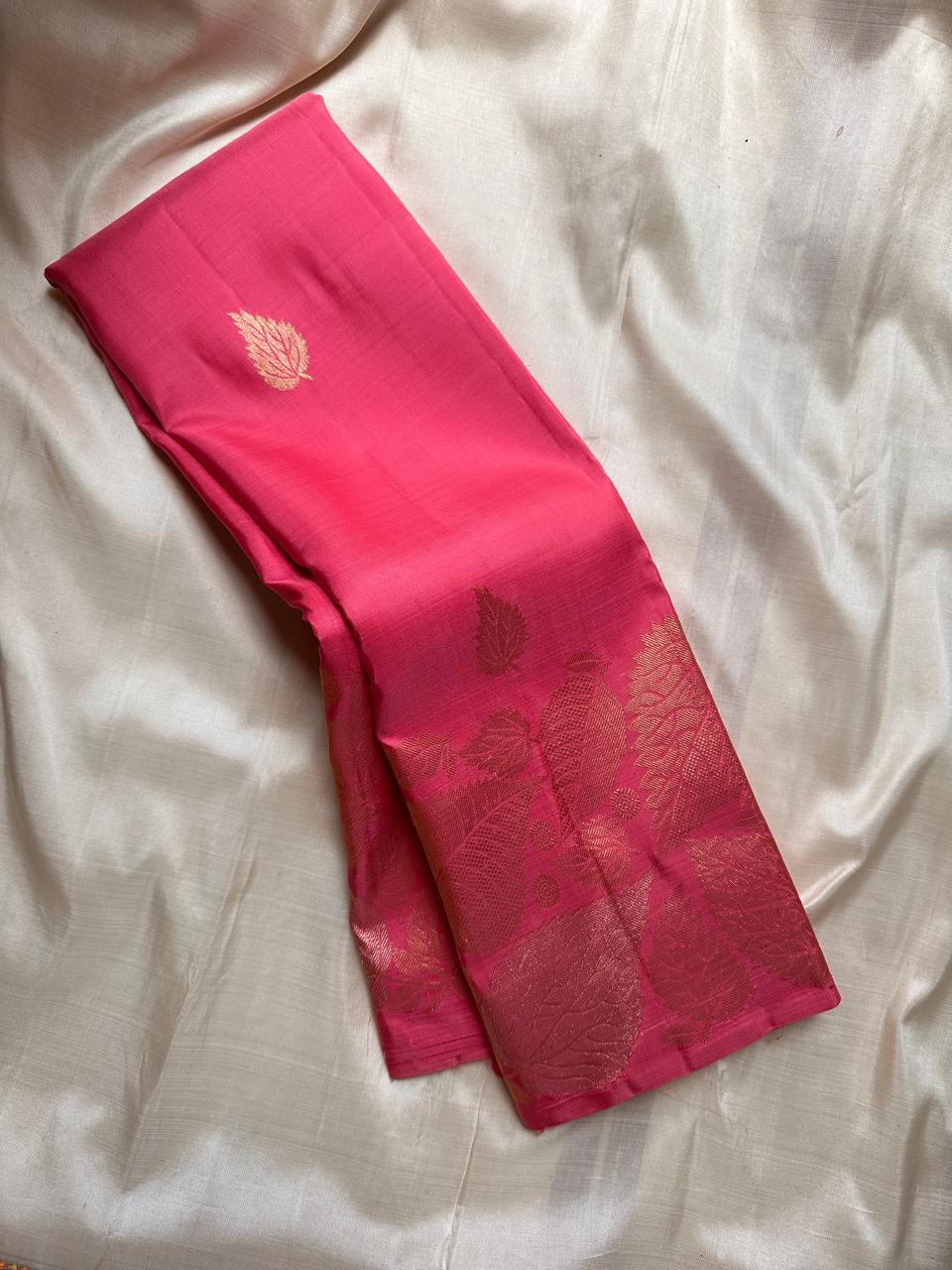 Vilva 🌸 – Pink Pure Kanchipuram Silk Saree with Golden Zari Leaf Motifs, Ornate Floral Border & Paisley Pallu | Silk Mark Certified
A pure silk Kanchipuram in a soft, elegant pink, Vilva is adorned with delicate golden zari leaf motifs.