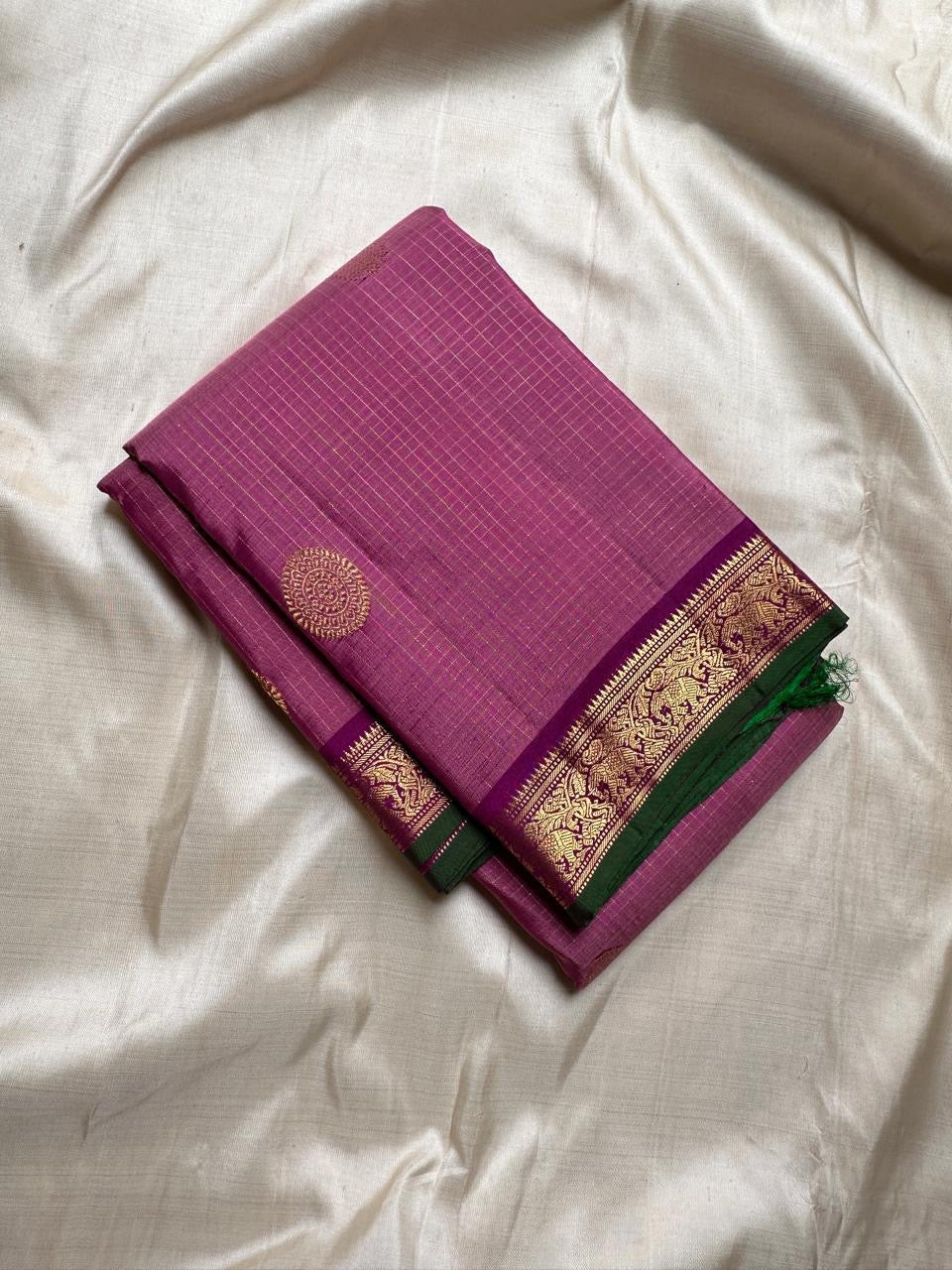 Petal Oosikattam ✨ – Pure Kanchipuram Silk Saree
Radiant Petal Pink Body in Oosi Zari Kattam Weave with Buttas
Deep Purple Korvai Border with Green Selvedge & Elephant Motifs
Majestic Purple Pallu with Intricate Gold Zari Brocade
Silk Mark Certified |