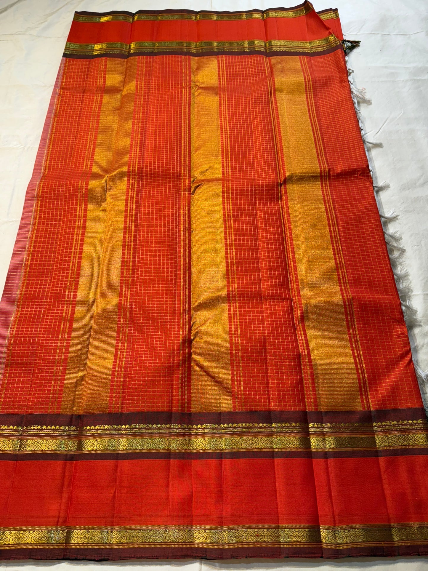 Shveta Arakku Kattam
Pure Silk Kanchipuram Saree – White Body with Fine Kattam Checks
Contrast Arakku Red Border & Maroon Korvai with Rich Zari Weave
Grand Zari Pallu Featuring Intricate Traditional Motifs
Silk Mark Certified ✅ Fall & Pico Done