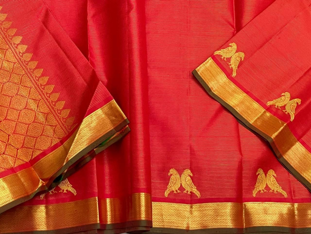Sindoor Kili Vairaoosi — Pure Silk Kanchipuram Saree
Arakku-red body with twin parrot buttas and marigold-orange kasu jaal pallu
Silk Mark Certified • Ships in Two Weeks • Free Shipping within USA