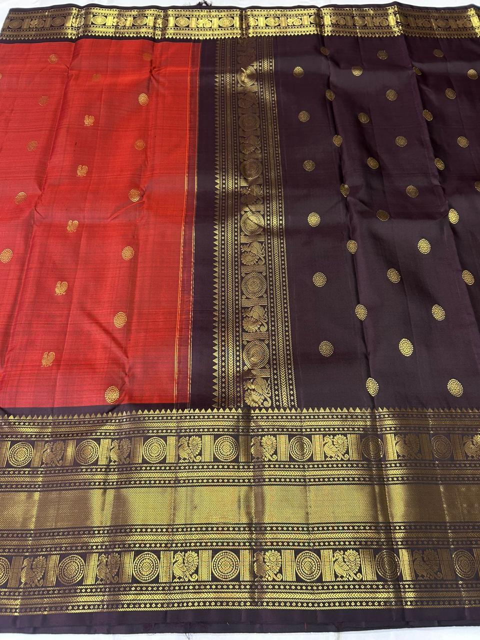 Aruna Mayil – Pure Korvai Kanchipuram Silk Saree
Brick red body with zari rosette buttas
Grand coffee-brown korvai border & pallu with peacock panels, medallions & temple teeth in rich gold zari
Silk Mark Certified | Blouse Piece Included | Fall & Pico