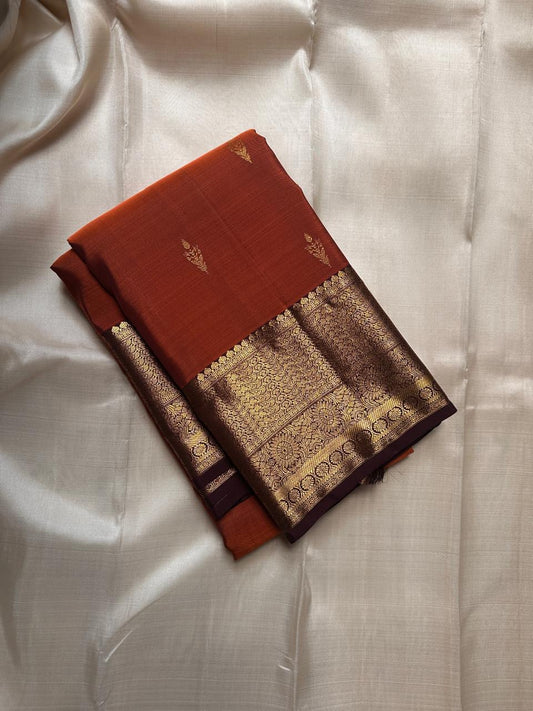 Gilded Rust Orange + Paaku Nut Brown — Pure Silk Kanchipuram
Rust-orange body with gold coin buttas & deep nut-brown korvai border in grand medallion zari
Silk Mark Certified • Free USA Shipping • Ships in Two Weeks ✅