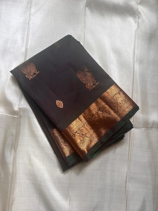 Thamarai — Deep Green — Pure Kanchipuram Silk Saree
Deep Forest Green with Gold Zari Bird Buttas & Diamond Jaal Pallu
Silk Mark Certified • Free Shipping within USA • Ships in Two Weeks